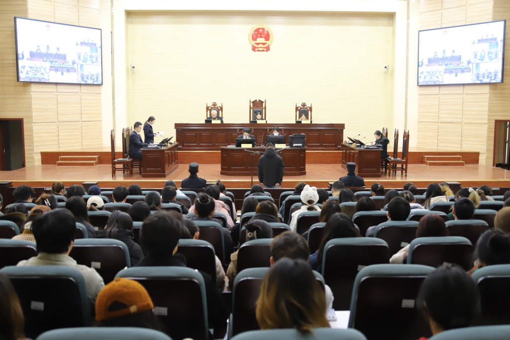 东区检察院邀请百名大学生“沉浸式”普法